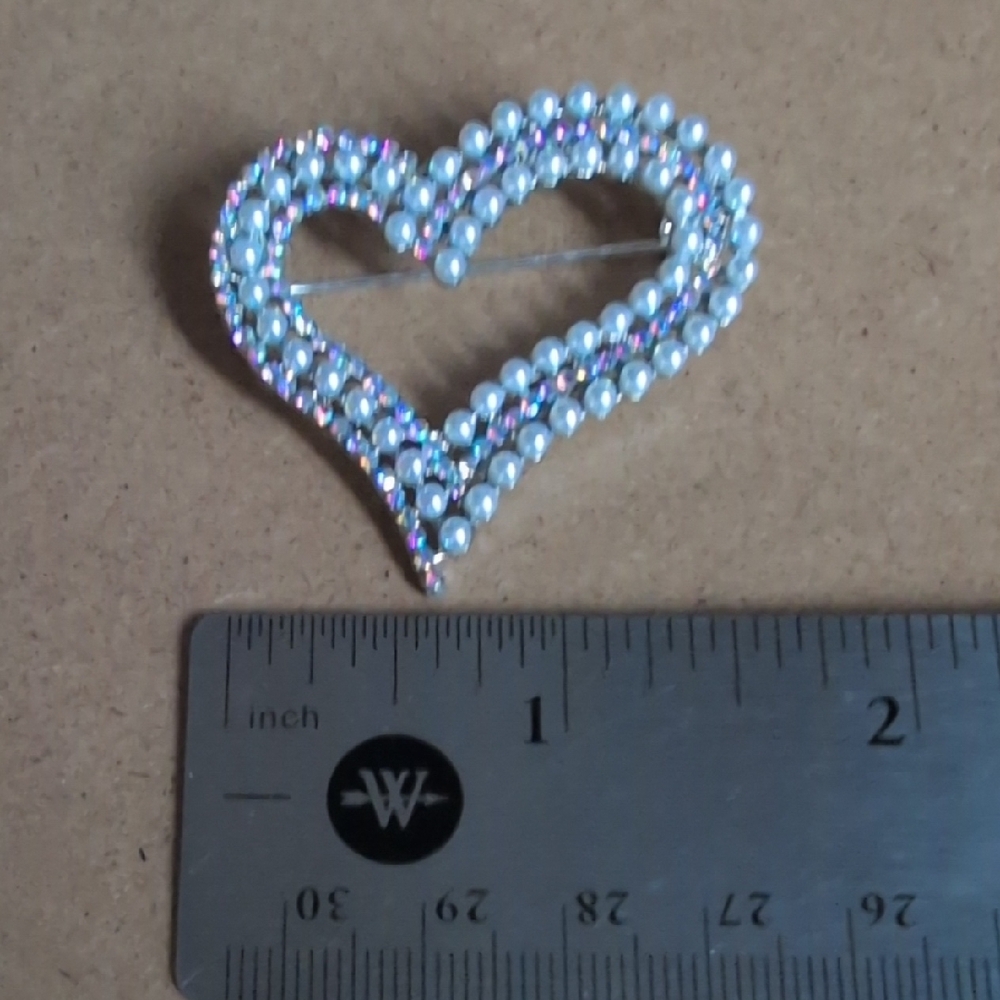 Iridescent Pearl and Crystal Heart Brooch - Picture 5 of 5